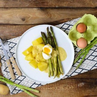 Grüner Spargel mit Weißwein-Kräuterrahm