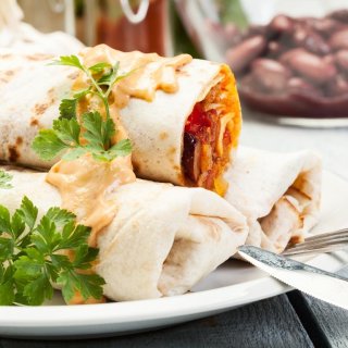 Überbackene Tortillas mit pikanter Füllung