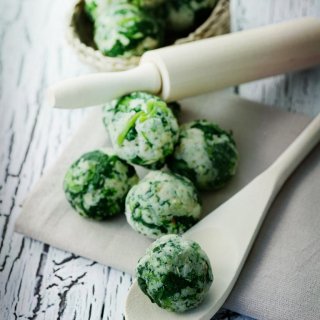 Vegane Spinatknödel mit Pilzsauce