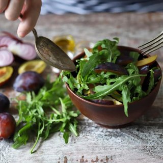 Bunter Zwetschgensalat mit Ziegencamembert