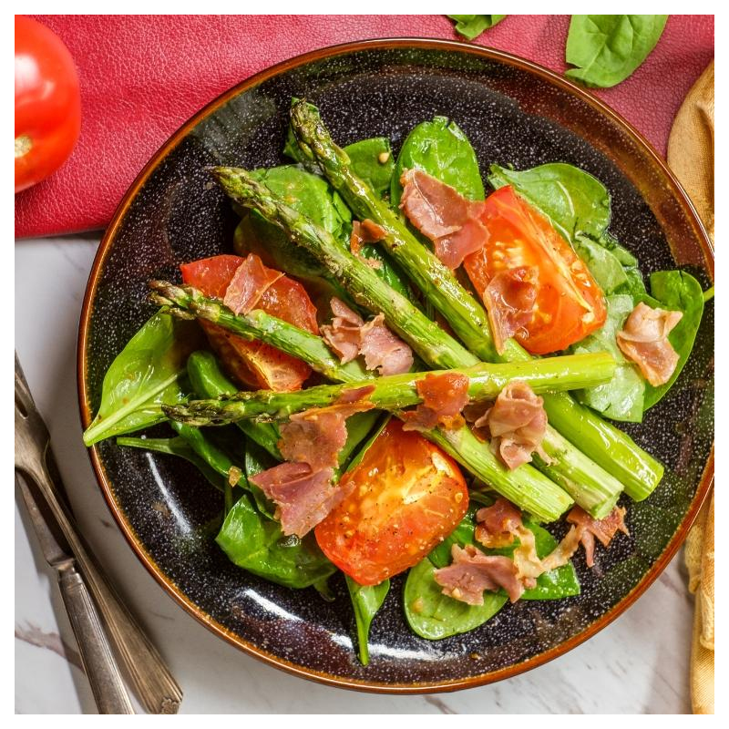 Gemischter Frühlingssalat mit grünem Spargel