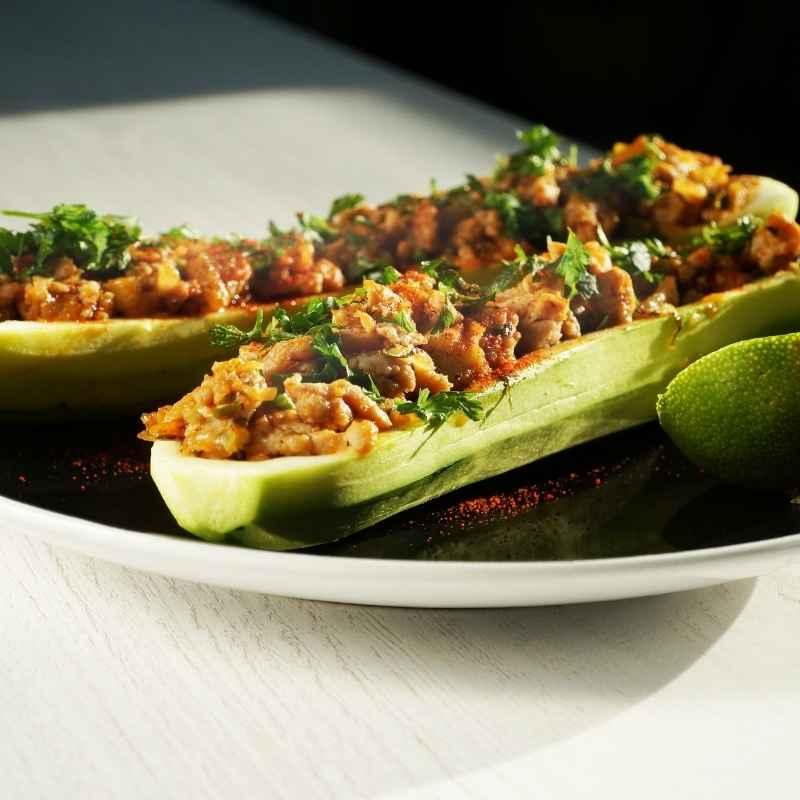 Mit Lachs gefüllte Salatgurke