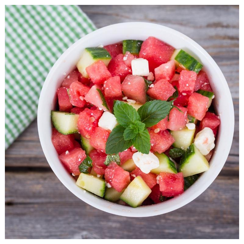 Sommerlicher Salat mit Wassermelonen und Gurken