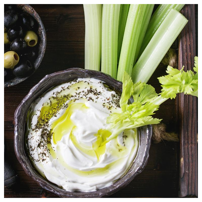Stangensellerie mit Quark-Dip