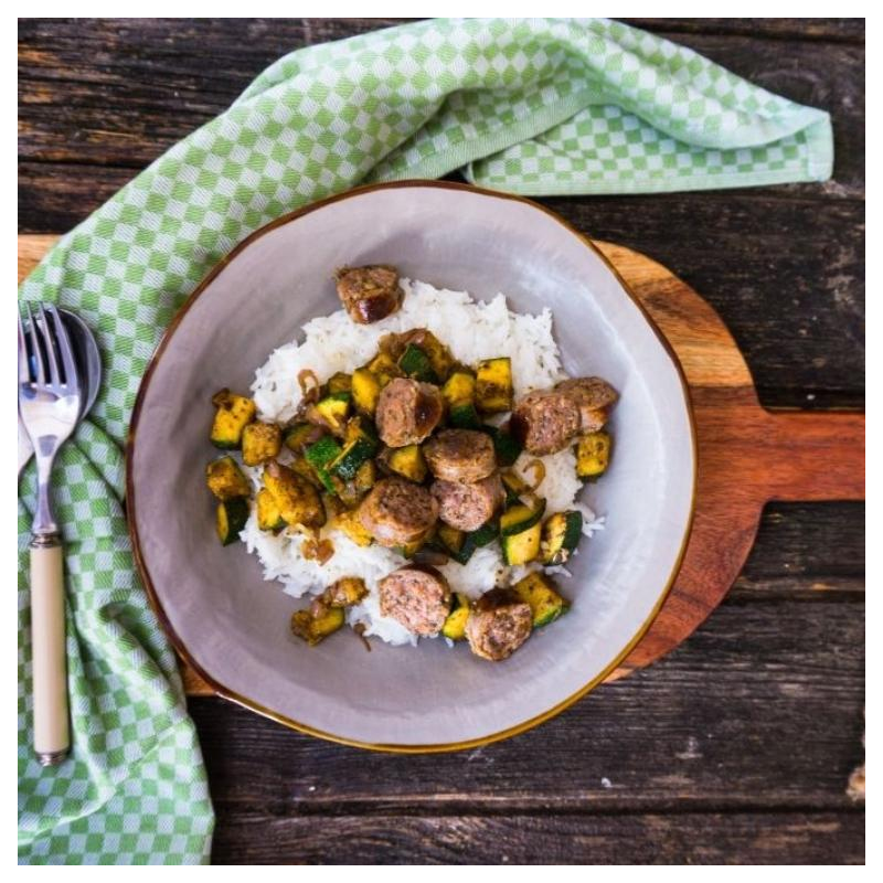 Zucchini mit Reis und würzigen Bratwürsten