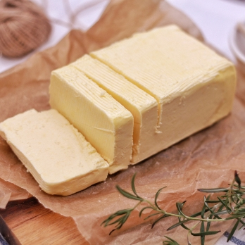 Frische Fassbutter am Stück